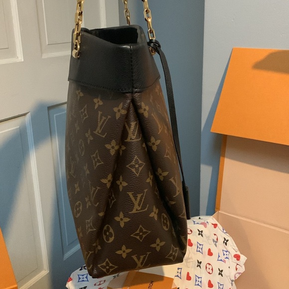 ❌SOLD❌2015 authentic Louis Vuitton Pallas black leather and monogram shoulder - Picture 10 of 17